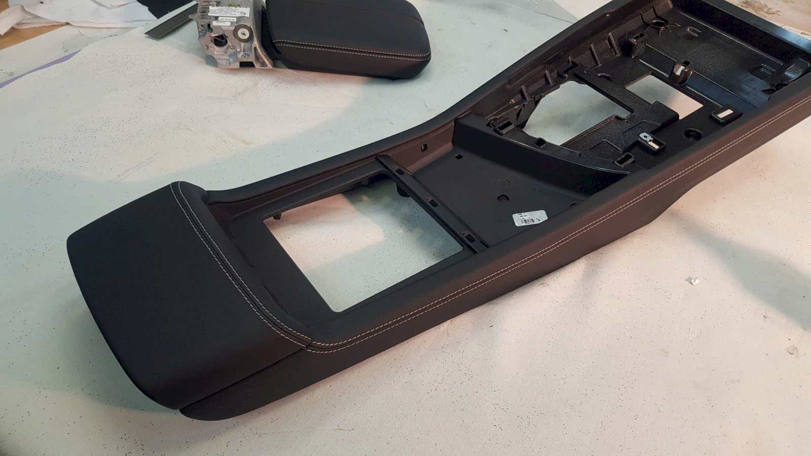 tightening-the-audi-q7-console-1_o | Студия профессионального детейлинга - Продетейлинг